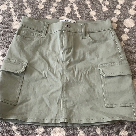 Light green sage color mini skirt - Picture 1 of 4